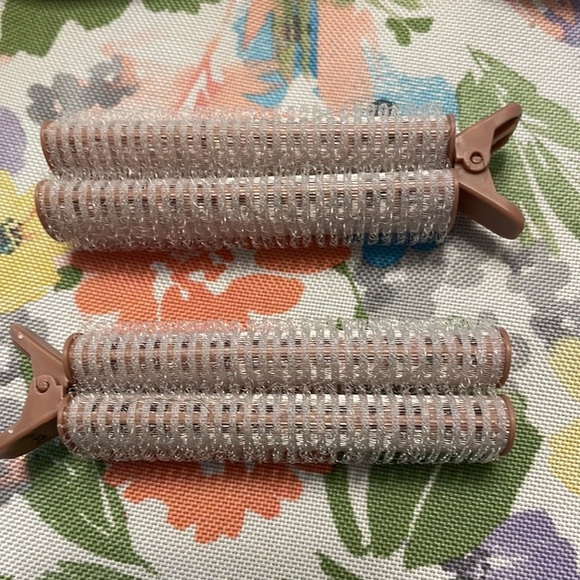 Volumizing roller clips ,New without tags. - Picture 4 of 5